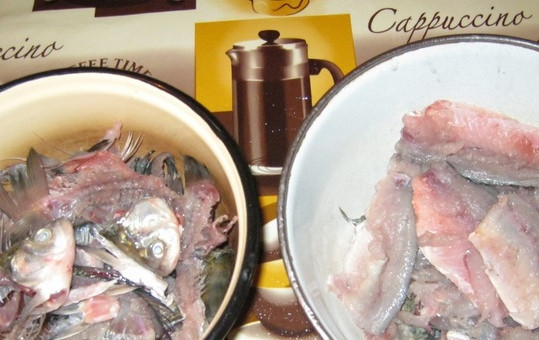 1. Этап. Котлеты из краснопёрки: 2. Теперь отрежьте голову и плавники, удалите хребет со всеми костями. Полученное филе красноперки сложите в отдельную посуду. Из голов, хвостов и хребтов сварите рыбный бульон (он понадобится вам позже).