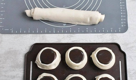 1. Этап. Слоеные корзиночки с чизкейком: 4. Начиная с низа, накрутите полоски теста на формочку, формуя корзиночку. Витки прижимайте пальцами, не допуская просветов.