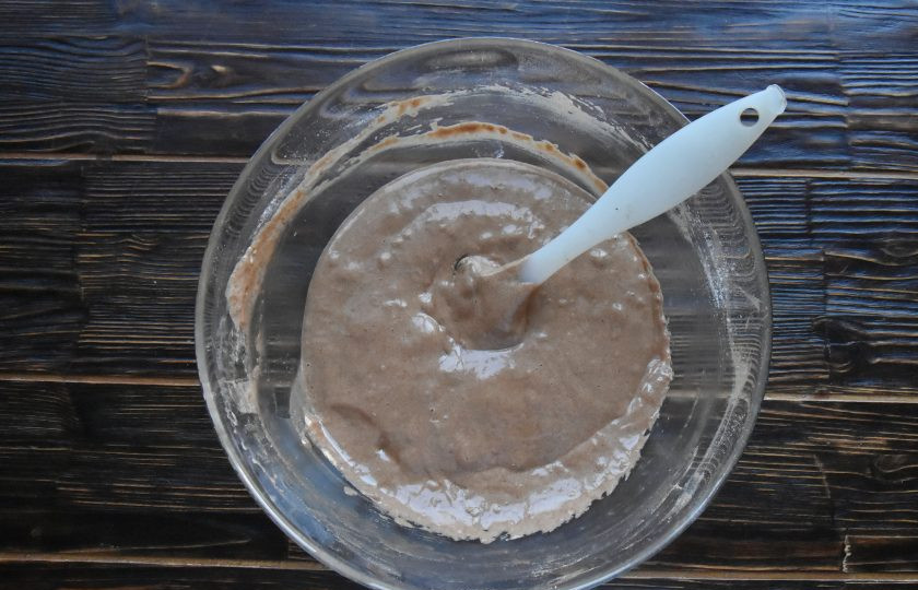 1. Этап. Торт Рождественское полено: При замесе бисквитного теста старайтесь чтобы не было непромешанных участков. При этом старайтесь тесто долго не замешивать, чтобы оно не осело.