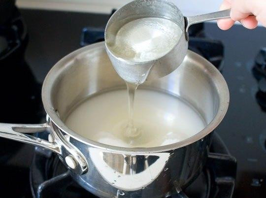 1. Этап. Пастила: На огонь поставьте кастрюлю с сахаром, сиропом, солью и с половиной стаканом воды. Помешивая варите на среднем огне около 7 минут. Как только сахар расплавиться, выключить огонь и добавить желатин.