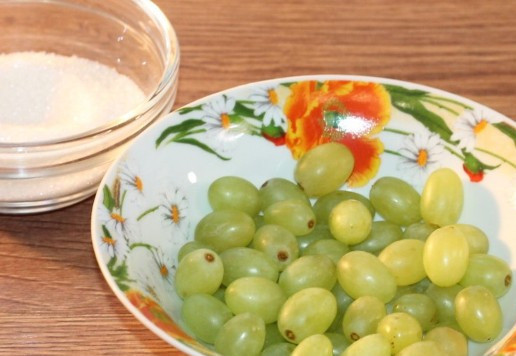 1. Этап. Творожное печенье с виноградом кишмиш: 7. Для начинки подготовим мелкий виноград без веточек и сахар.