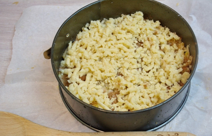 1. Этап. Тёртый пирог с яблоками: 6. Сверху (прямо на яблоки) натрите через терку тесто. Натертое тесто распределите равномерно.