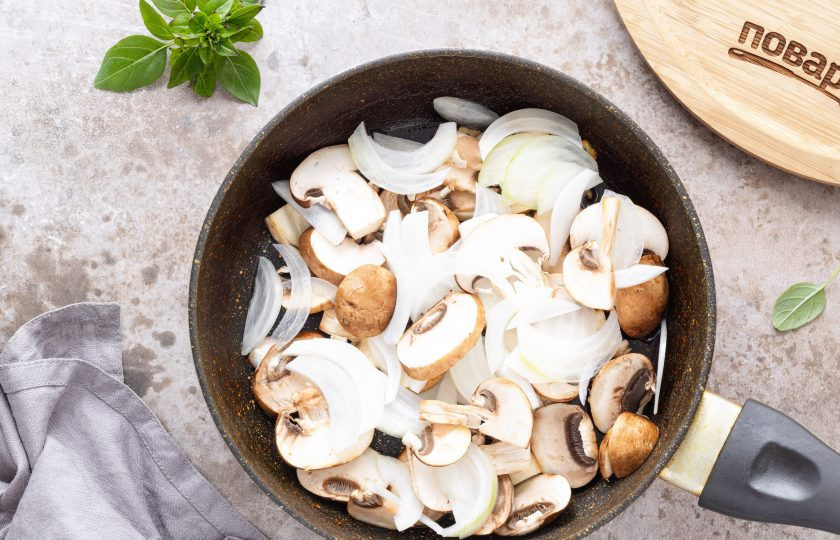 1. Этап. Карри из свеклы: Репчатый лук нарежьте полукольцами, а шампиньоны пластинами. Добавьте их в сковороду и жарьте еще около 10 минут до золотистого цвета.