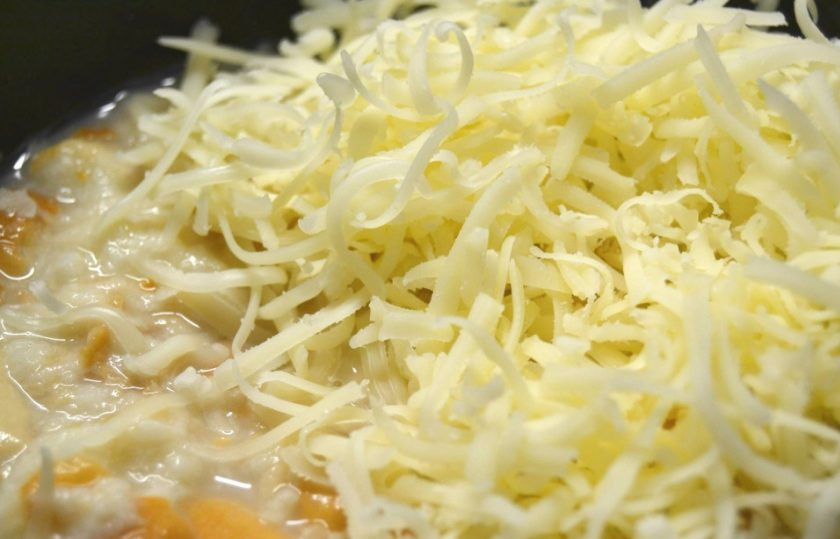 1. Этап. Котлетки из фарша: 4. Добавьте в миску с хлебной кашей сыр и яйцо, тщательно перемешайте.