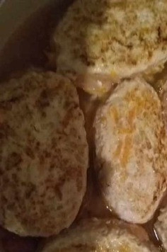 1. Этап. Неленивые голубцы: Голубцы выложить на соус, добавить воды, чтобы вода покрыла их наполовину. Готовить под крышкой на медленном огне 30 минут.