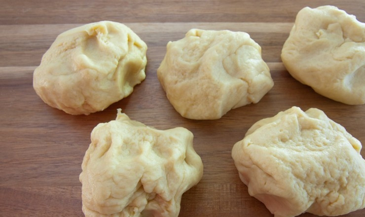 1. Этап. Песочное печенье Аленка в пеленке: Разделите тесто на 5 частей.