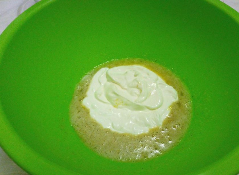 1. Этап. Ванильные пончики на сметане: Соедините в миске яйцо, сахар и ванильный сахар, слегка взбейте смесь, добавьте сметану и перемешайте.