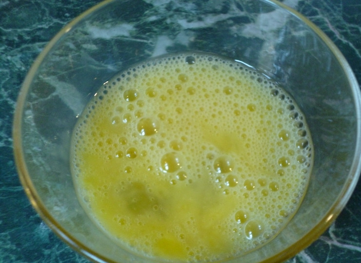 1. Этап. Ёка: Яйцо слегка взбейте венчиком, можете посолить их (если сыр не слишком соленый). По желанию добавьте в яйцо одну-две столовые ложки молока.