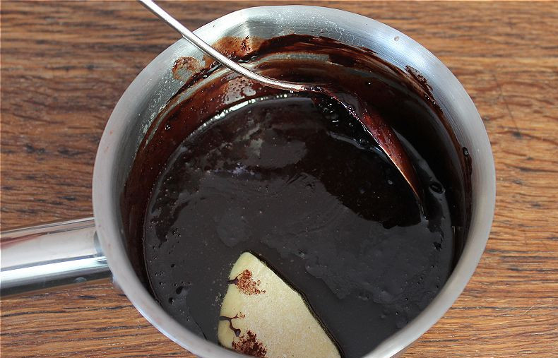 1. Этап. Самое вкусное имбирное печенье: Варим глазурь на малом огне непрерывно помешивая. Добавляем какао-масло и готовим еще минут 5. Глазурь должна быть однородной.