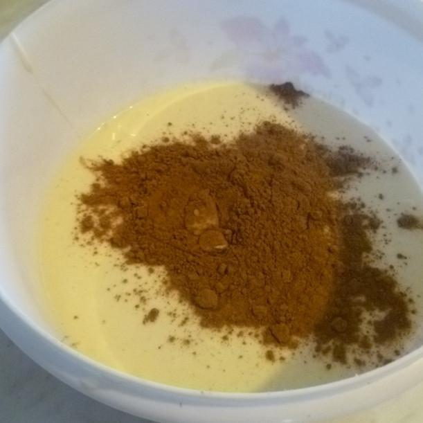 1. Этап. Кексы проще простого: Далее мы берем отдельную мисочку, переливаем туда примерно половину нашей массы, добавляем туда 3 ст.ложки какао, взбиваем все миксером.