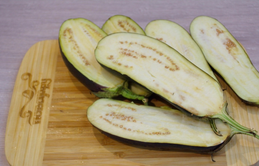 1. Этап. Лодочки из баклажанов с овощами: 1. Баклажаны необходимо вымыть. Разрежьте каждый на две половинки. Посыпьте солью и дайте полежать 5-7 минут на столе. Баклажаны выделят влагу. Вилкой наколите мякоть баклажана несколько раз в разных местах.