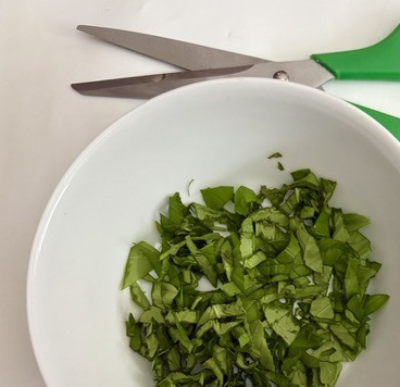 1. Этап. Холодный суп из цуккини и горошка: Базилик нарезать, я режу всегда ножницами, очень удобно.