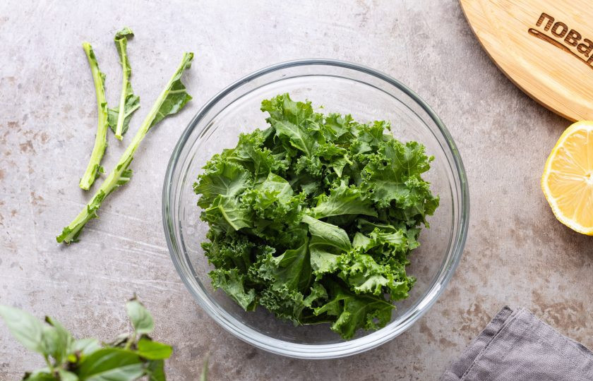 1. Этап. Салат с хумусом: Листья кейла помойте и обсушите. Удалите жесткий стебель по середине, а листья порвите. Сбрызнете их лимонным соком и пожмите руками, чтобы они стали мягче.