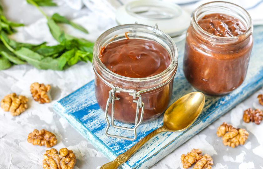 1. Этап. Домашняя паста Нутелла: Также выложите шоколадно-ореховую пасту в баночку и поместите обе емкости в холодильник. Спустя 1-2 часа масса станет плотная, ее можно будет намазывать на хлеб, булочки или подавать к блинам.