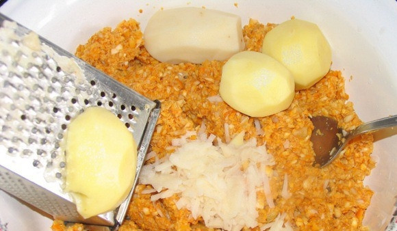 1. Этап. Котлеты из лисичек: Натрите в него сырой картофель.