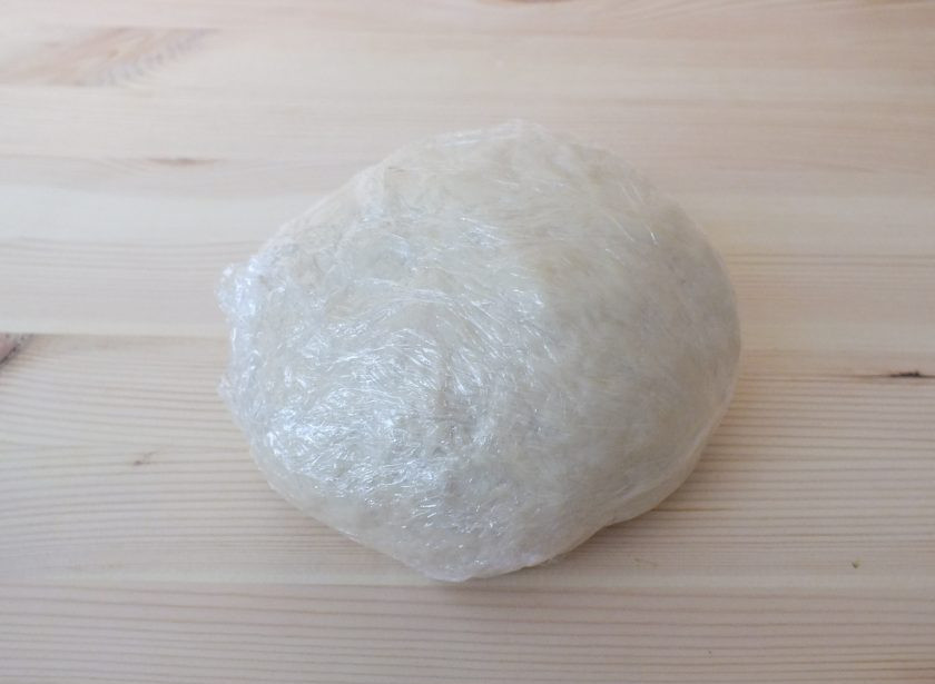 1. Этап. Пельмени с укропом: Тесто заверните в пищевую пленку и уберите в холодильник на 30 минут.