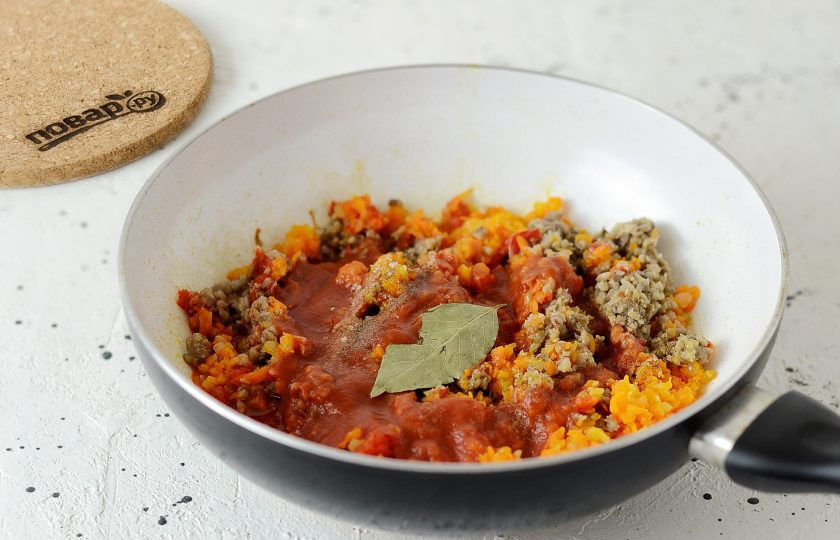 1. Этап. Грибная аджика: Соедините жареную морковь и лук, грибы и болгарский перец вместе. Добавьте томатный соус, соль, перцы и лавровый лист. Потушите все вместе 30 минут.