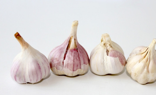 1. Этап. Плов с куриным филе: Головки чеснока очищаем от шелухи, но не разделяем на зубки, аккуратно удаляем корни.