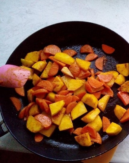 1. Этап. Суп-пюре кукурузный: 2. Морковь и картошку чистим и моем, нарезаем небольшими кусочками. Сковороду ставим на огонь, наливаем немного масла, отправляем в нее овощи. Добавляем соль и специи, обжариваем все до полуготовности.