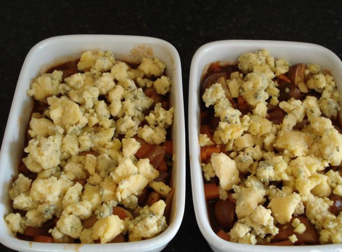 1. Этап. Пирог с грибами и сыром стилтон: 3. Разделить смесь на де части и заполнить две формы для выпечки. Посыпать сыром стилтон сверху.