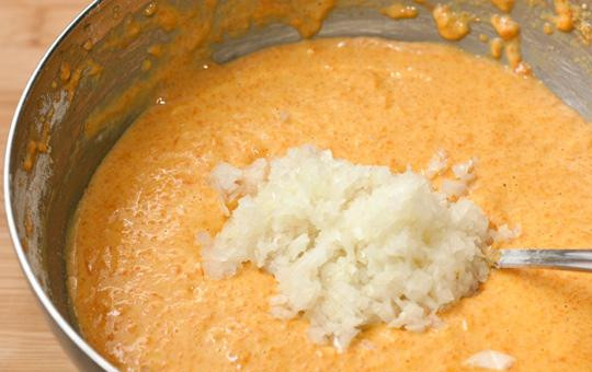 1. Этап. Оладьи из тыквы с сыром: Затем добавляем в тесто мелко нарезанную или измельченную в блендере луковицу.