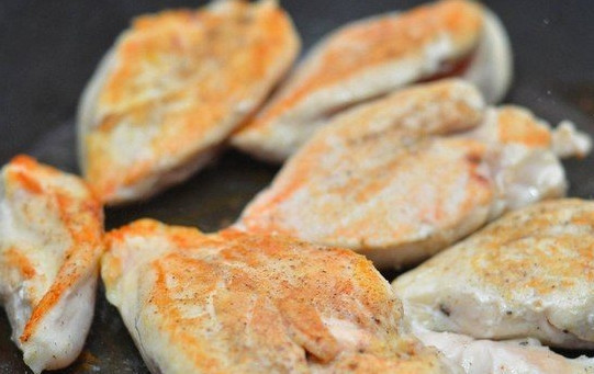 1. Этап. Куриное филе со сливками: Обжарьте мясо на сковороде до появления аппетитной румяной корочки.