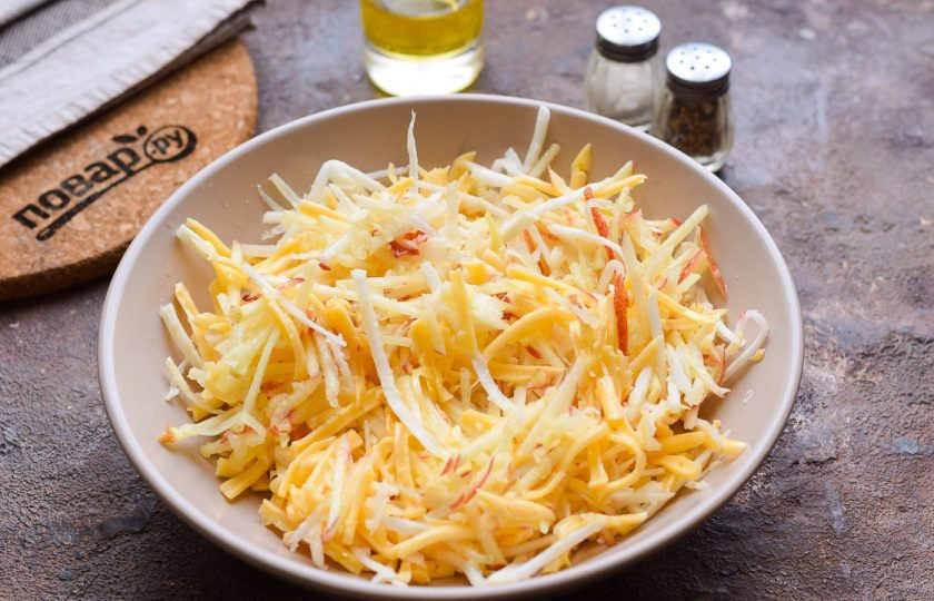 1. Этап. Салат с сельдереем и сыром: Перемешайте все ингредиенты и подавайте салат к столу.