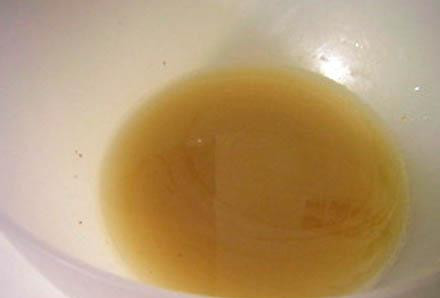 1. Этап. Сэндвич со свининой: Во-первых нужно смешать воду, дрожжи и сахар в большой миске. Подождем около 5 минут.