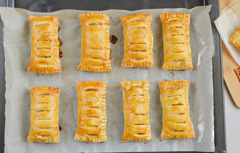 1. Этап. Тыква в слоеном тесте: Выпекайте тыкву в слоеном тесте 15-20 минут до золотистого цвета.