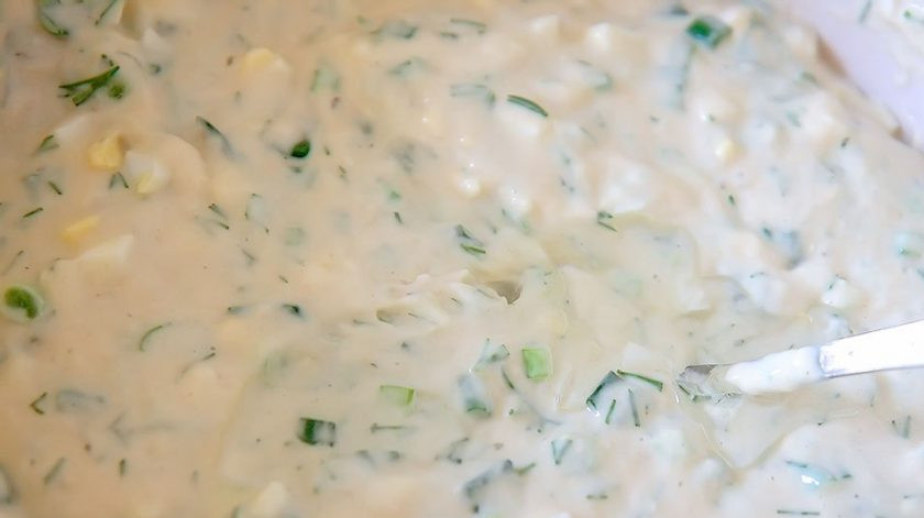 1. Этап. Закусочные оладьи с зеленым луком и яйцом: 5. Добавьте все эти ингредиенты в тесто, полейте растительным маслом и перемешайте.