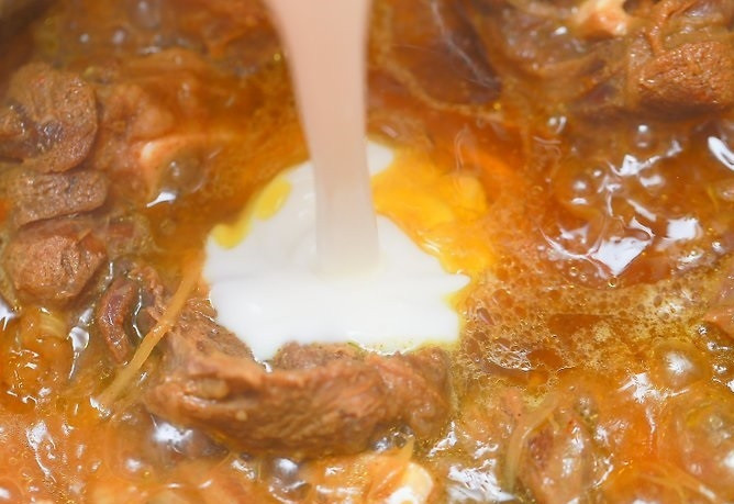 1. Этап. Индийское карри: 10. Добавьте кокосовое молоко, аккуратно перемешайте и доведите мясо до полной готовности. Подавайте индийское карри горячим с отварным рисом. Приятного аппетита!