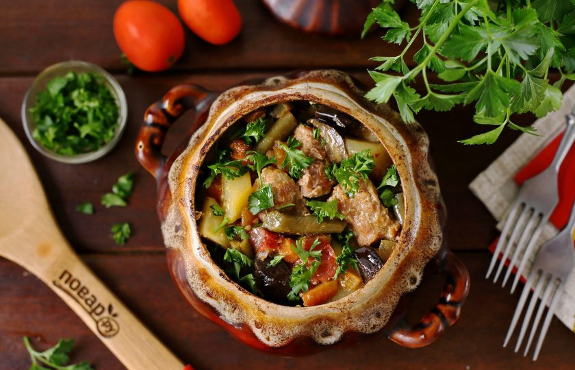 1. Этап. Гювеч с мясом: Гювеч с мясом готов. Перед подачей перемешайте аккуратно содержимое горшочка и посыпьте свежей зеленью. Приятного аппетита!