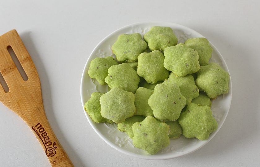 1. Этап. Печенье с киви: Из остатков теста, я так же формочкой вырезала небольшие цветочки и испекла печенье.