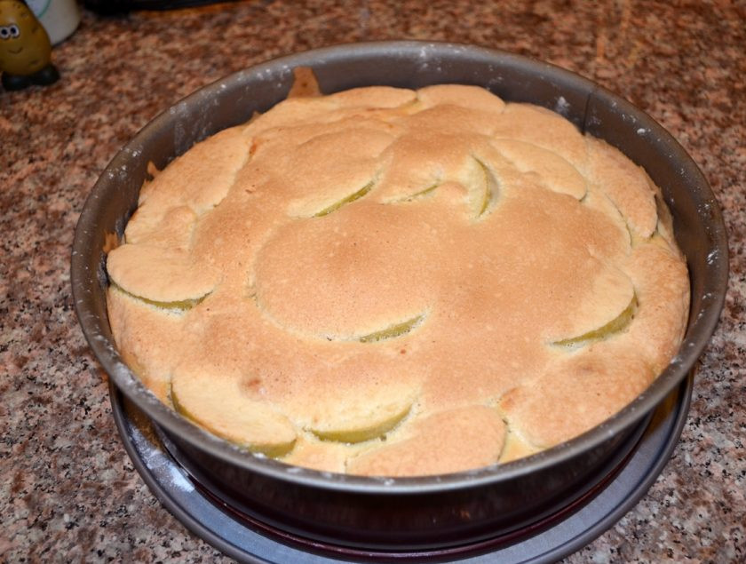 1. Этап. Яблочная шарлотка простая: 5.Отправьте в разогретую до 200 градусов духовку на 25 минут. Когда пирог станет румяным, он готов. Его можно доставать из духовки.