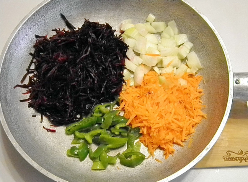 1. Этап. Борщ с кислой капустой: На сковороде с растительным маслом или жиром обжарьте до полуготовности порезанную соломкой свеклу, болгарский перец, морковь и лук.