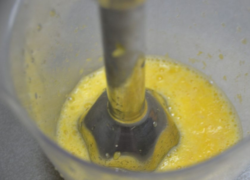 1. Этап. Апельсиновый зефир: Пробейте мякоть апельсина блендером.