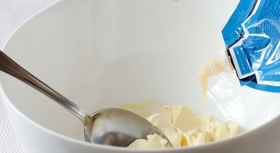 1. Этап. Торт сметанный классический рецепт: 1. Сливочное масло должно быть размягченным и нарезанным небольшими кубиками. Соединить его с яйцами и взбить до однородности. Затем добавить сгущенку.