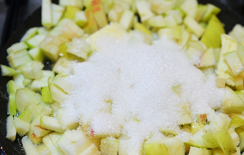 1. Этап. Карамельно-яблочный пудинг: Обжарьте до золотистого цвета с маслом и сахаром.