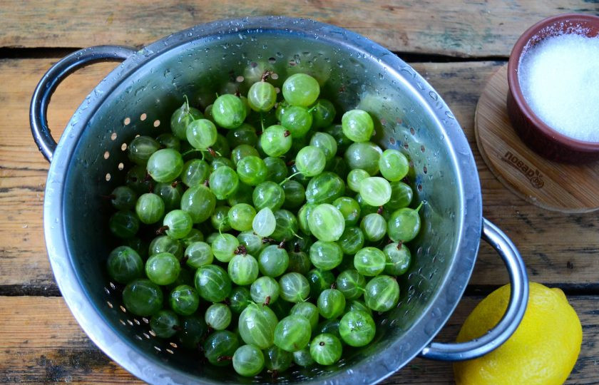 1. Этап. Варенье из крыжовника с лимоном на зиму: Крыжовник переберите и промойте, удалите все ненужные хвостики и гнилые или раздавленные ягоды.