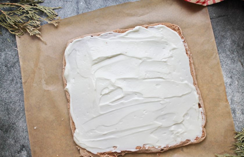 1. Этап. Шоколадный меренговый рулет: Нанесите крем на холодный меренговый корж ровным слоем.