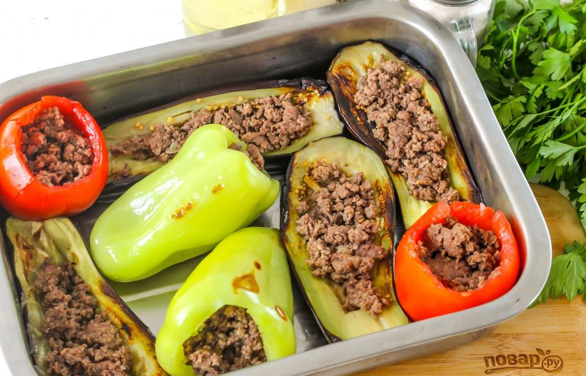 1. Этап. Бадымджан: Извлеките из баклажанов мякоть и нафаршируйте все овощи приготовленной начинкой. Выложите в форму и влейте воду.