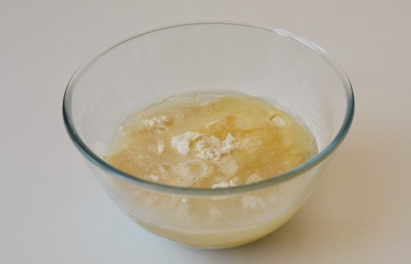 1. Этап. Постный киш: В муку влейте воду и растительное масло. Добавьте щепотку соли, перемешайте.