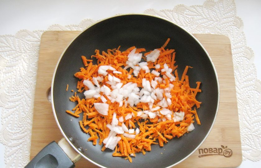 1. Этап. Бешбармак по-нанайски: Лук очистите, помойте и мелко нарежьте. Добавьте в сковороду к моркови. Тушите морковь с луком на небольшом огне 10 минут, периодически перемешивая.