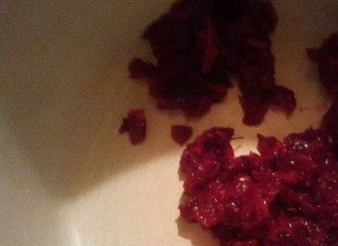 1. Этап. Кутья с яблоками: Жмых выкладываем в кастрюлю.