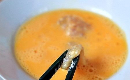 1. Этап. Куриные отбивные в сухарях: 5. Затем окунуть в яйцо.