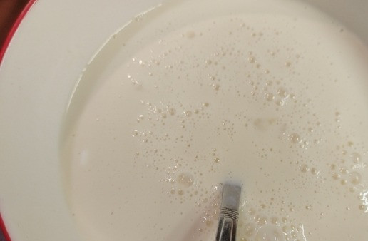 1. Этап. Картофельная запеканка с тунцом: Смешать яйца, молоко и сметану. Посолить по вкусу. Полученной смесью залить картофель и поставить в духовку на 40 минут при 180 градусах (до готовности картофеля)