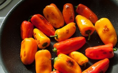 1. Этап. Маринованный перец без закатки: 2. На сковороде нужно разогреть растительное масло. Вымыть перцы и как следует их обсушить. Выложить на сковороду и обжарить со всех сторон до румяности. Крупные перцы разрезать пополам или четвертинками.