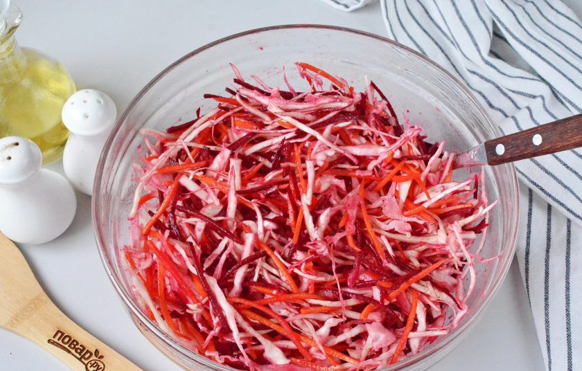 1. Этап. Салат из капусты и свёклы: Перемешайте хорошо салат. Дайте немного постоять и можно пробовать.