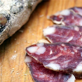 Сыровяленая колбаса с салом