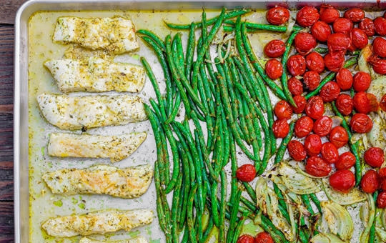 1. Этап. Запеченное филе палтуса: 4. Выложите рыбу на противень к овощам и вылейте остатки маринада. Отправьте в разогретый до 230 градусов духовой шкаф на 15-18 минут.